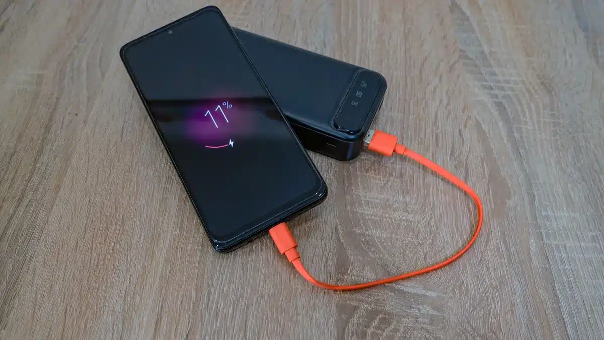 Montre intelligente en charge pendant la nuit sur un support de recharge