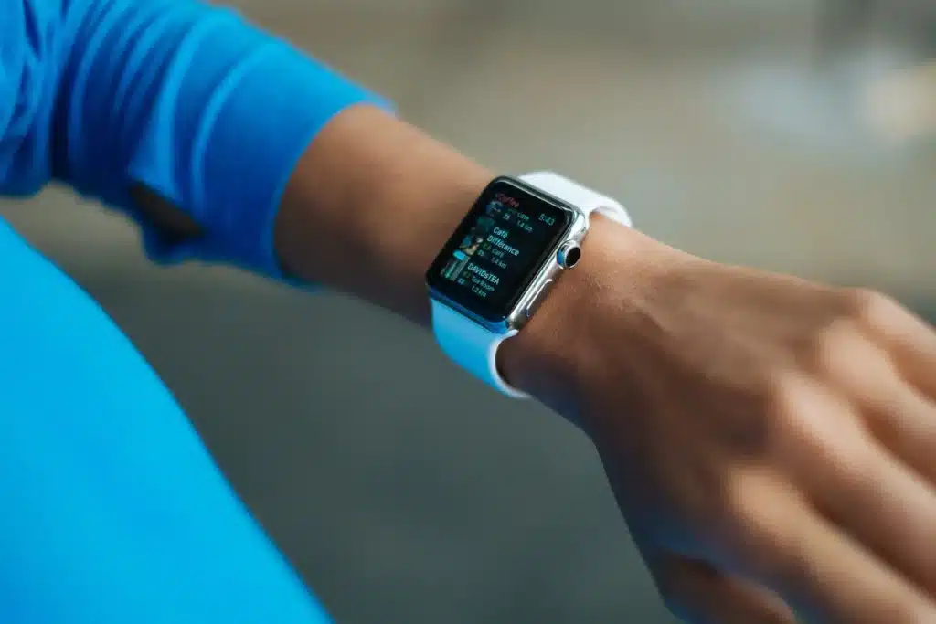 Pixel Watch 5 : test et avis — excellente montre, fonctions manquantes au lancement Montre intelligente au poignet affichant des notifications et des données de santé en lumière naturelle
