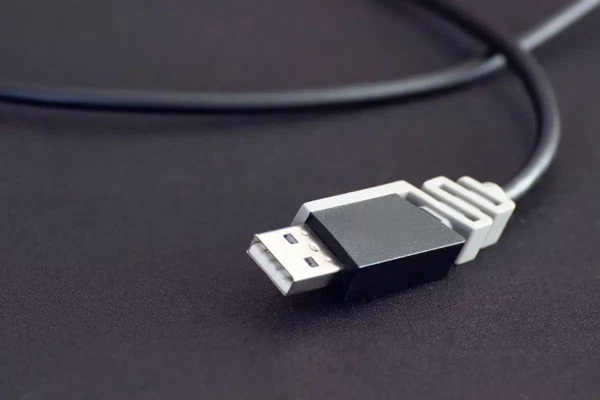 Clé USB insérée dans un ordinateur pour l'installation d'une distribution Linux
