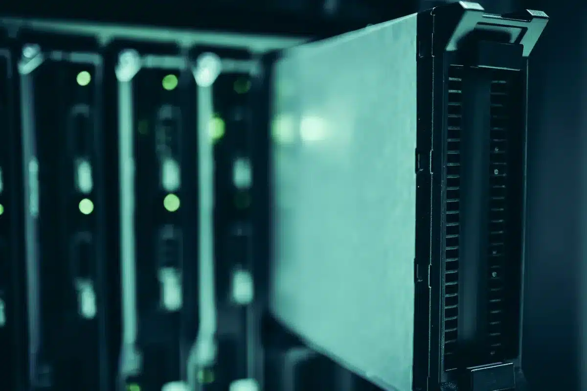 Raspberry Pi avec câbles réseau et alimentation, prêt à être configuré en serveur NAS