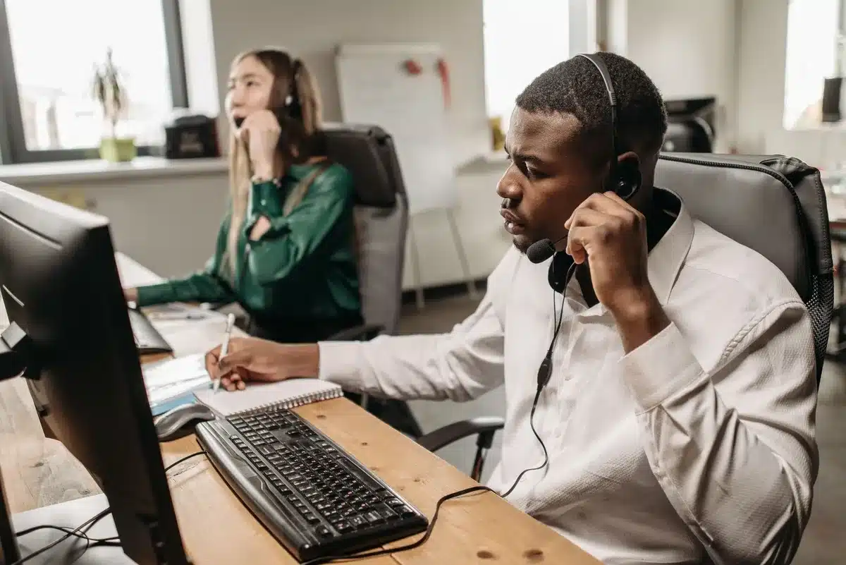 Personne consultant l'écran d'annulation d'abonnement sur son téléphone