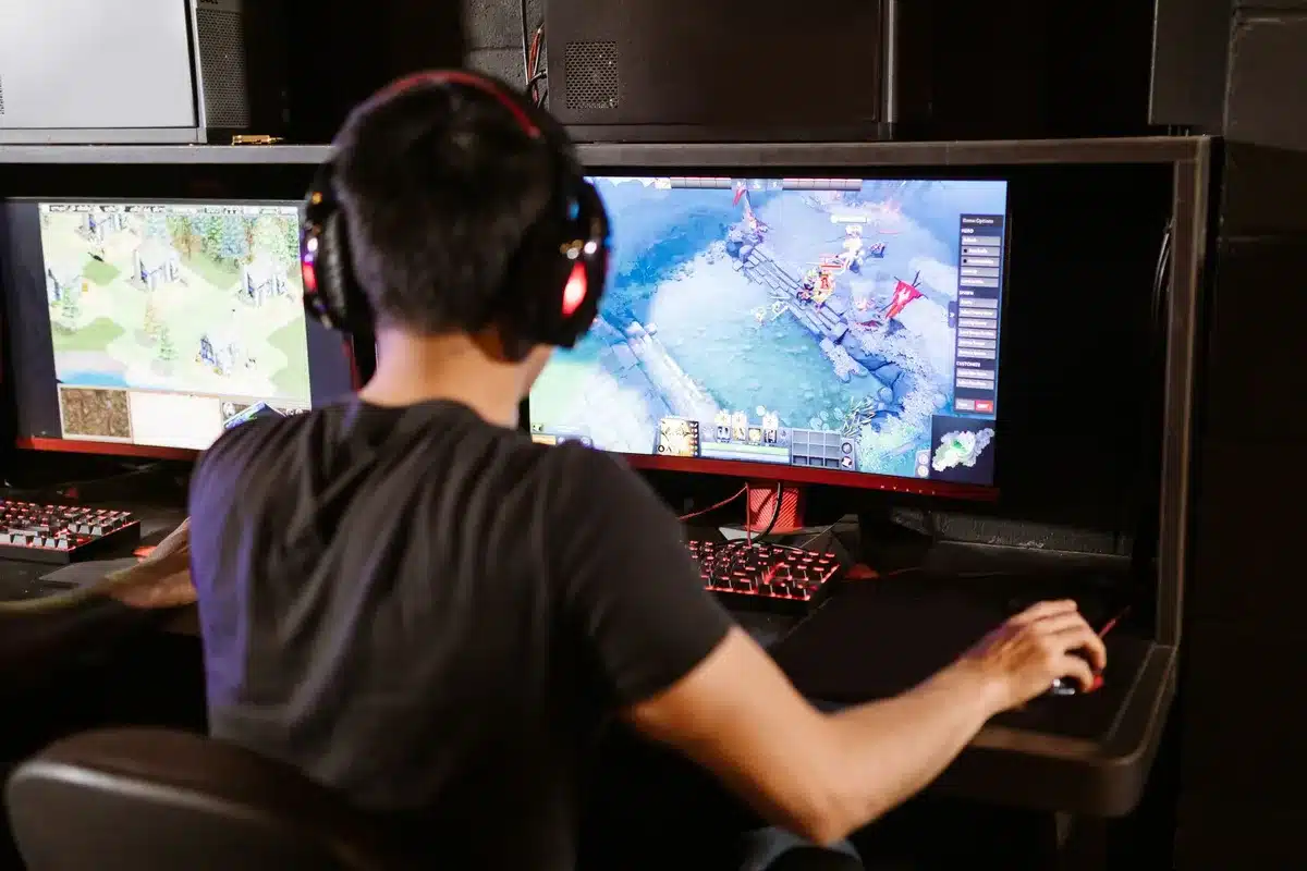 Personne testant une démo de jeu vidéo avec contrôleur