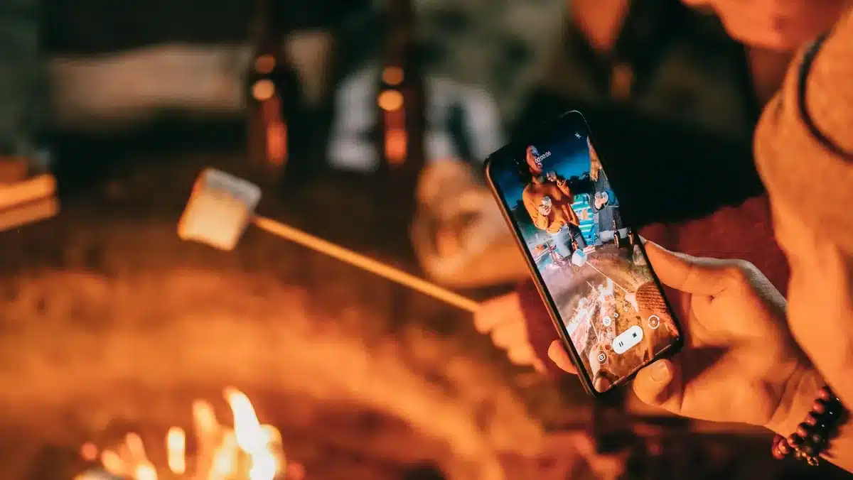 Smartphone chaud en cours de recharge avec indicateur de température élevée