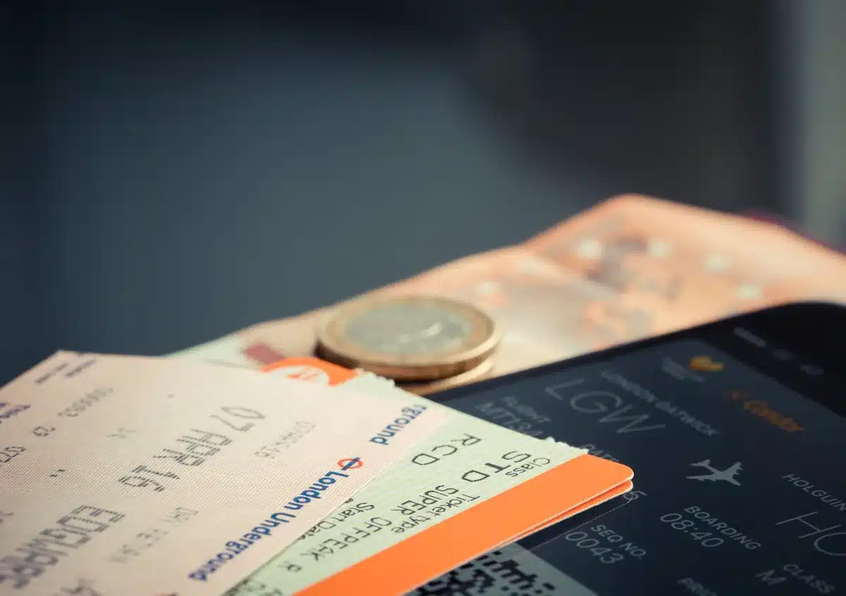 Voyageur consultant des options de vols sur écran d'ordinateur
