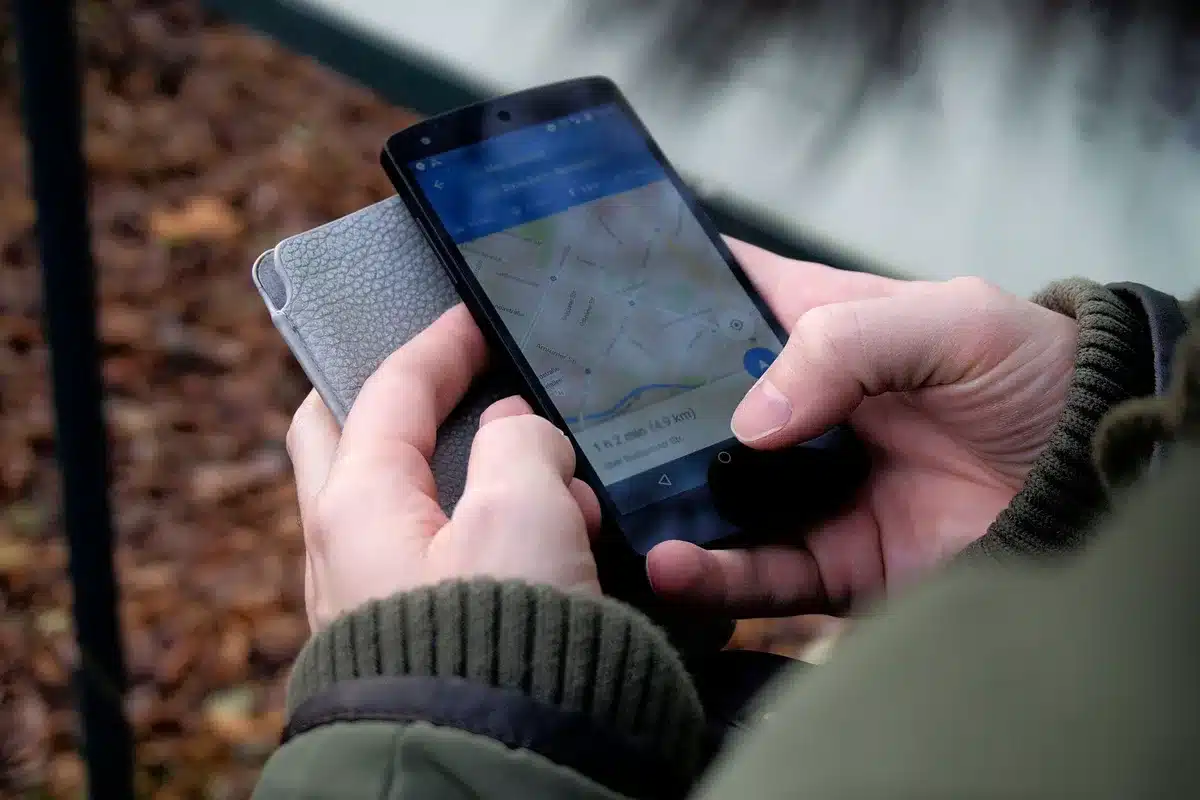 Téléphone mobile affichant une application de navigation GPS pour voyage