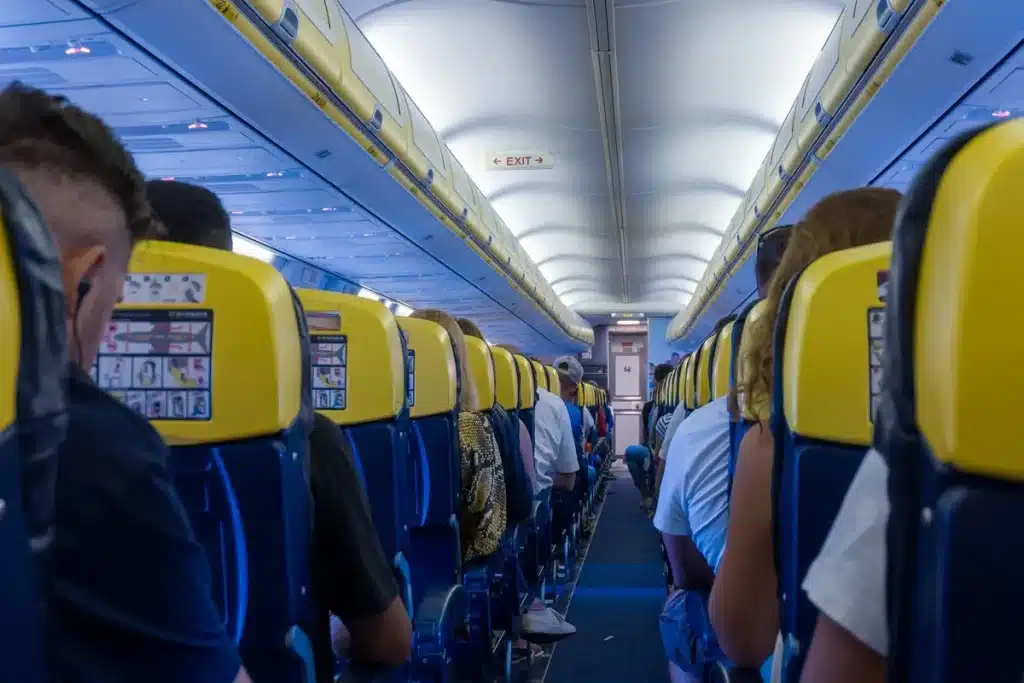 Passager travaillant sur son ordinateur portable dans un avion en vol
