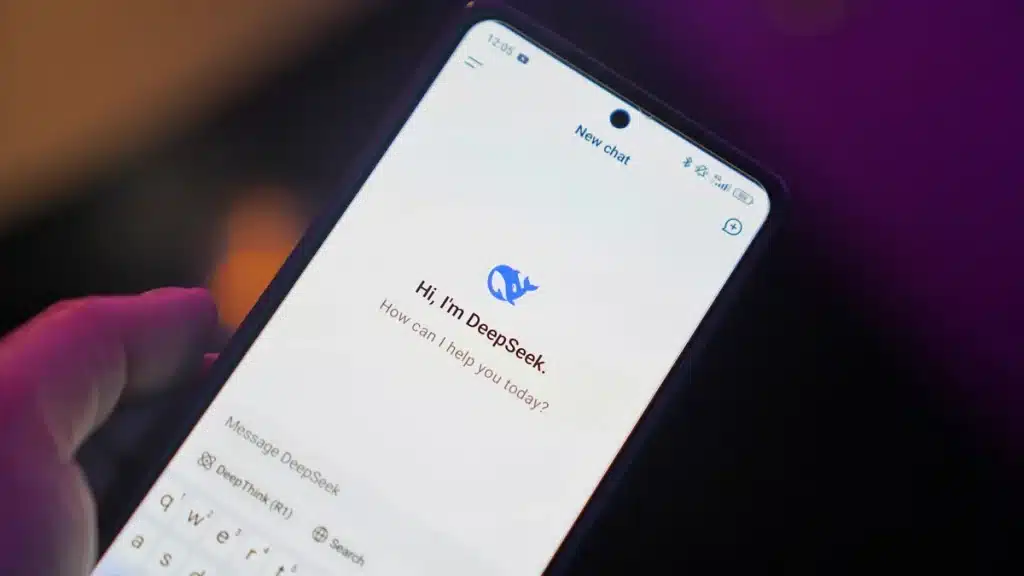 Main d'un acheteur interagissant avec une interface de chat IA sur un smartphone pour finaliser un achat