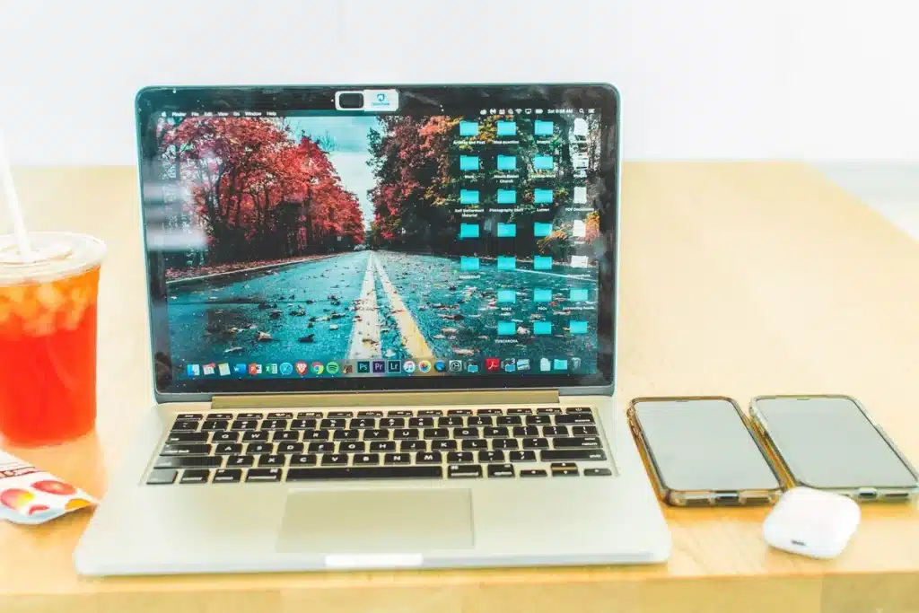 Synthèse des tests Engadget : Galaxy Z Fold 8 Ultra, Dell XPS 13 et plus Espace de travail avec téléphone pliable ouvert, ordinateur portable et équipements audio