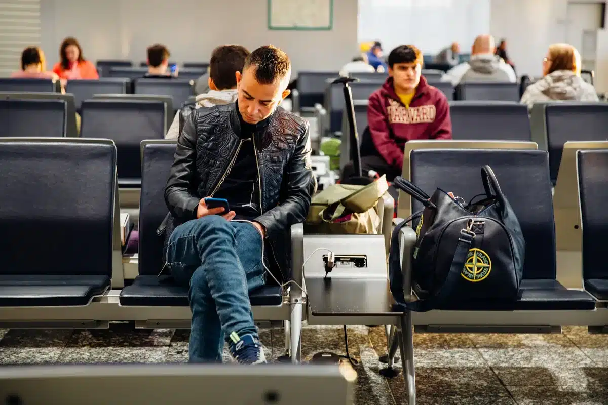 Deux personnes en voyage chargeant leurs appareils avec une batterie externe partagée