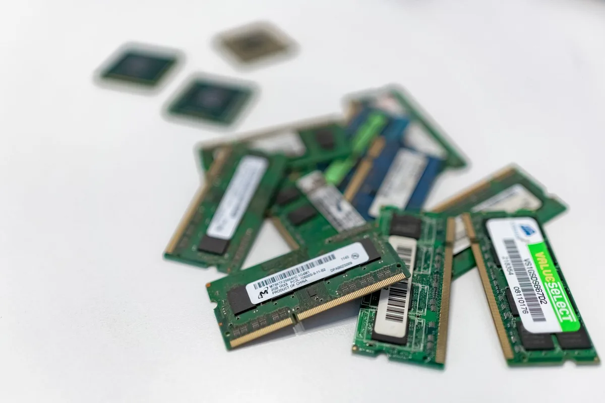 Barrette de mémoire RAM sur fond informatique
