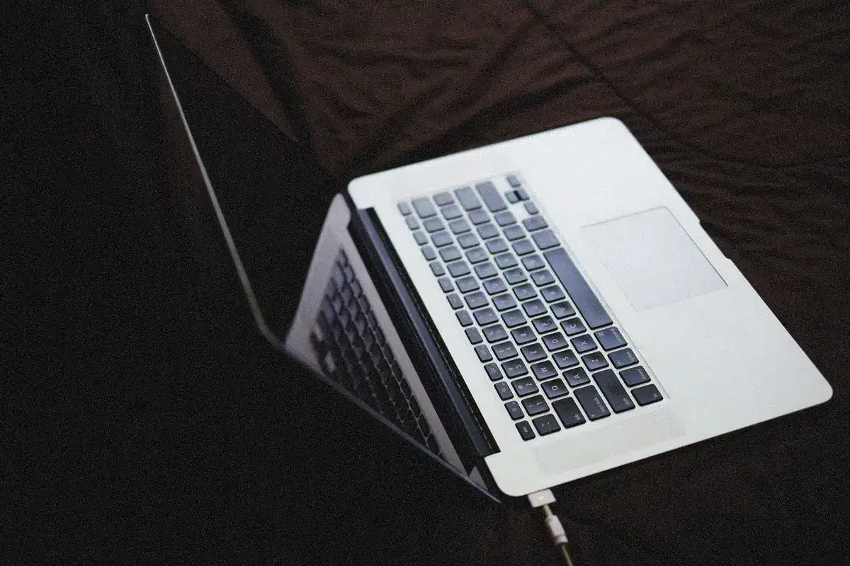 Ordinateur portable allumé sur un bureau, montrant l'autonomie en usage quotidien