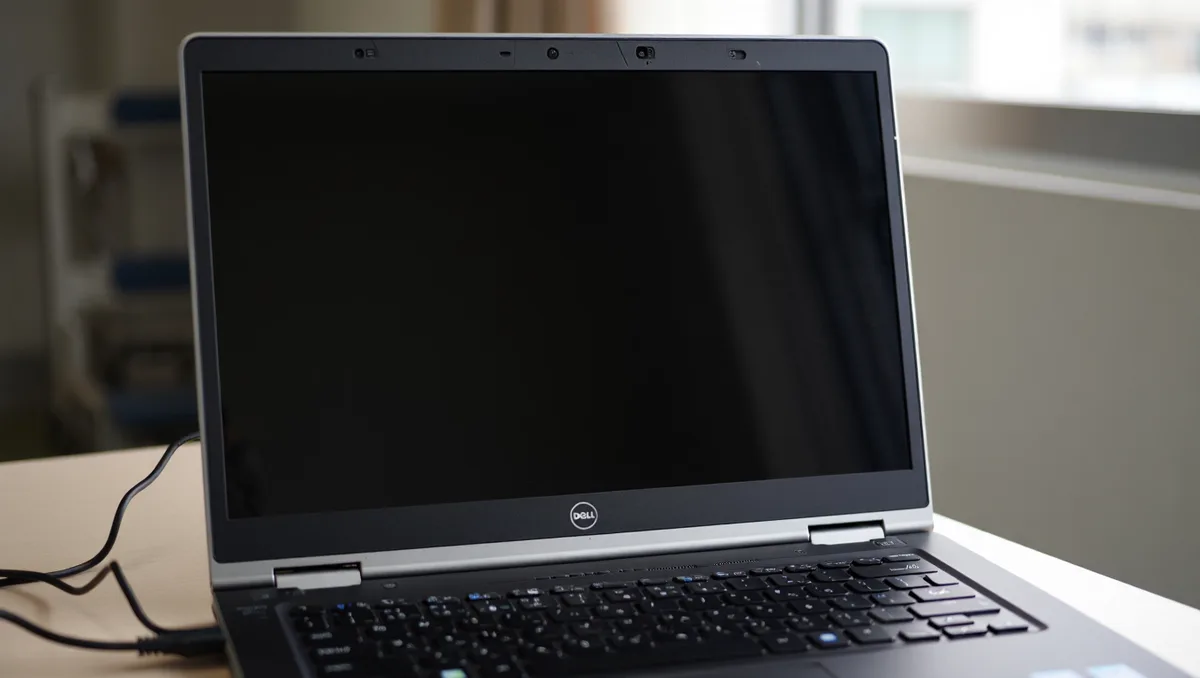 Quels compromis Dell a-t-il faits pour atteindre le prix d’appel — Atteindre un tarif autour de 700 USD implique des arbitrages visibles. Dell a réduit la personnalisation, remis 8Go en base, remplacé le haptique par du mécanique, et simplifié certains détails