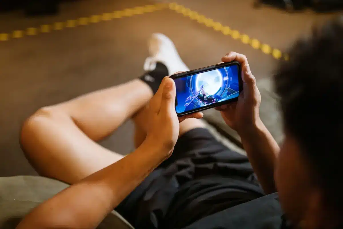 Téléphone affichant un jeu mobile avec performances optimisées