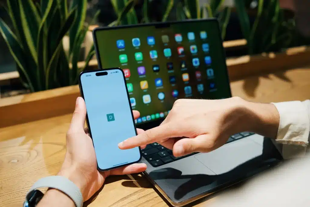 Test du Google Pixel 11 Pro Fold : beaucoup d’atouts mais pas entièrement convaincant Mains tenant un téléphone pliable en cours d'ouverture, montrant la charnière et l'épaisseur de l'appareil