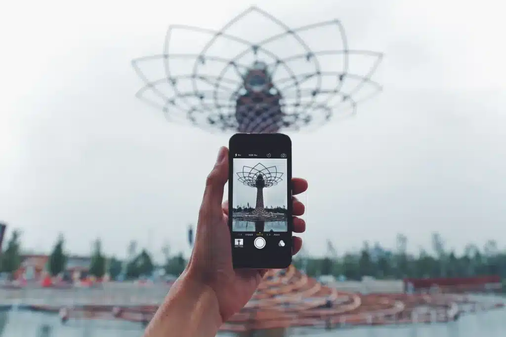 Test du Google Pixel 11 : un excellent rapport qualité-prix pour un léger surcoût Mains tenant un smartphone Android moderne montrant le module photo et le design épuré.