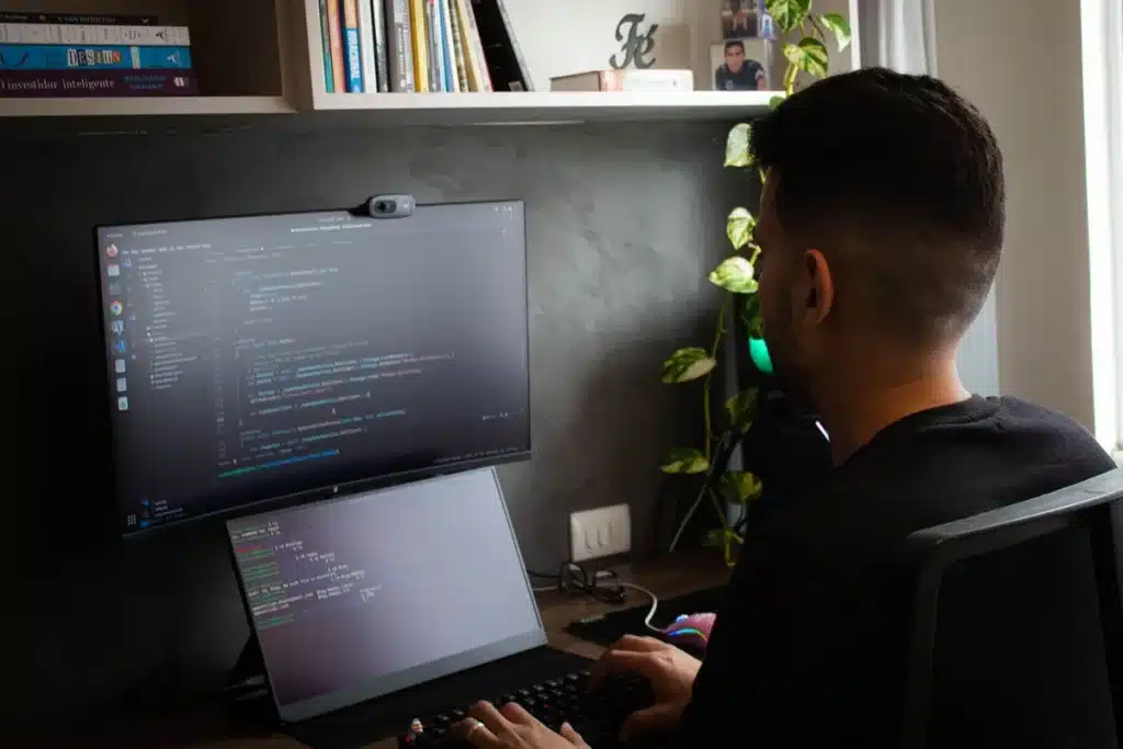 Ultraportable métallique avec écran OLED lumineux sur un bureau minimaliste