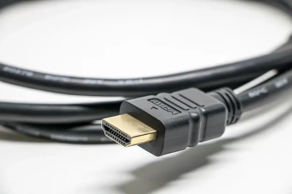 Connecteurs et entrées d'une enceinte connectée : HDMI, phono, optique et USB