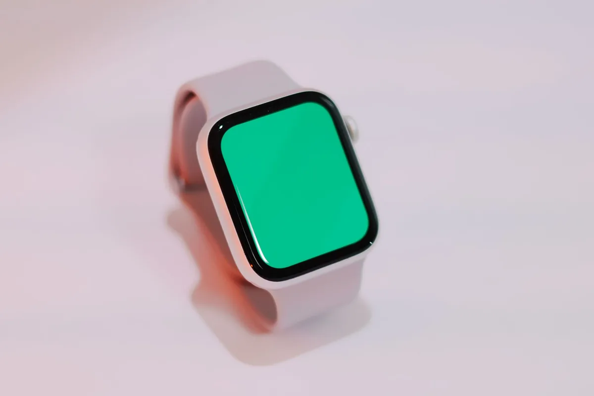 Montre connectée élégante avec boîtier aluminium et écran OLED rond sur un poignet