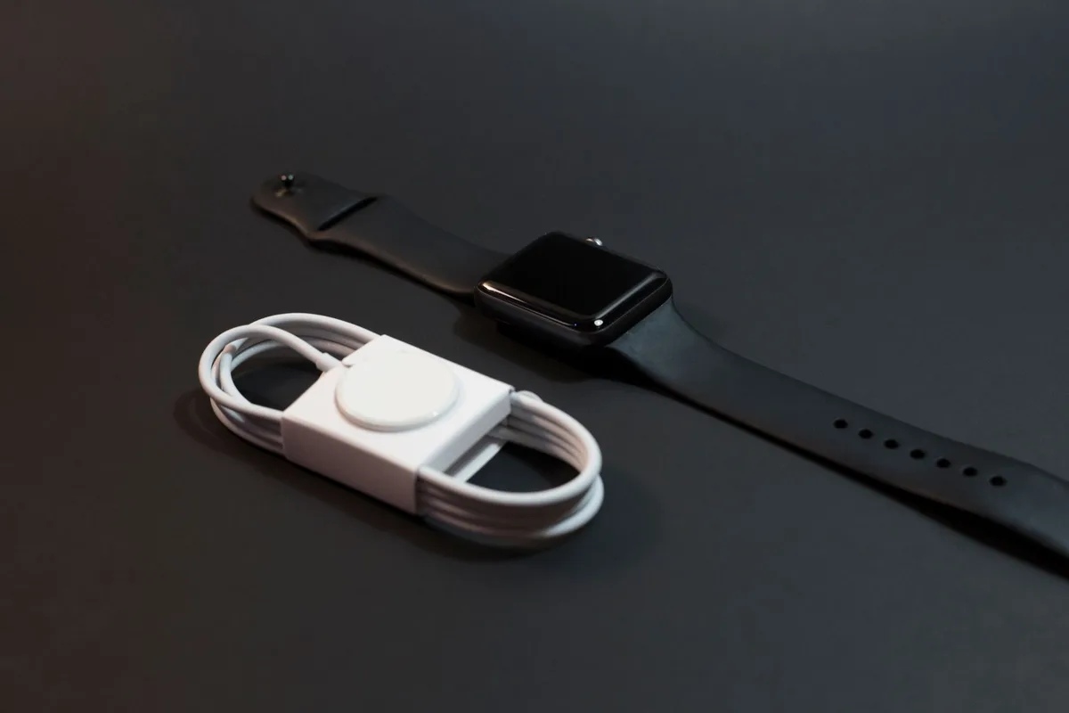 Montre connectée en cours de charge avec indicateur d'autonomie affichée
