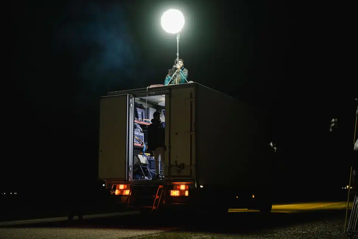 Équipe de production travaillant sur un teaser vidéo pour une série télévisée