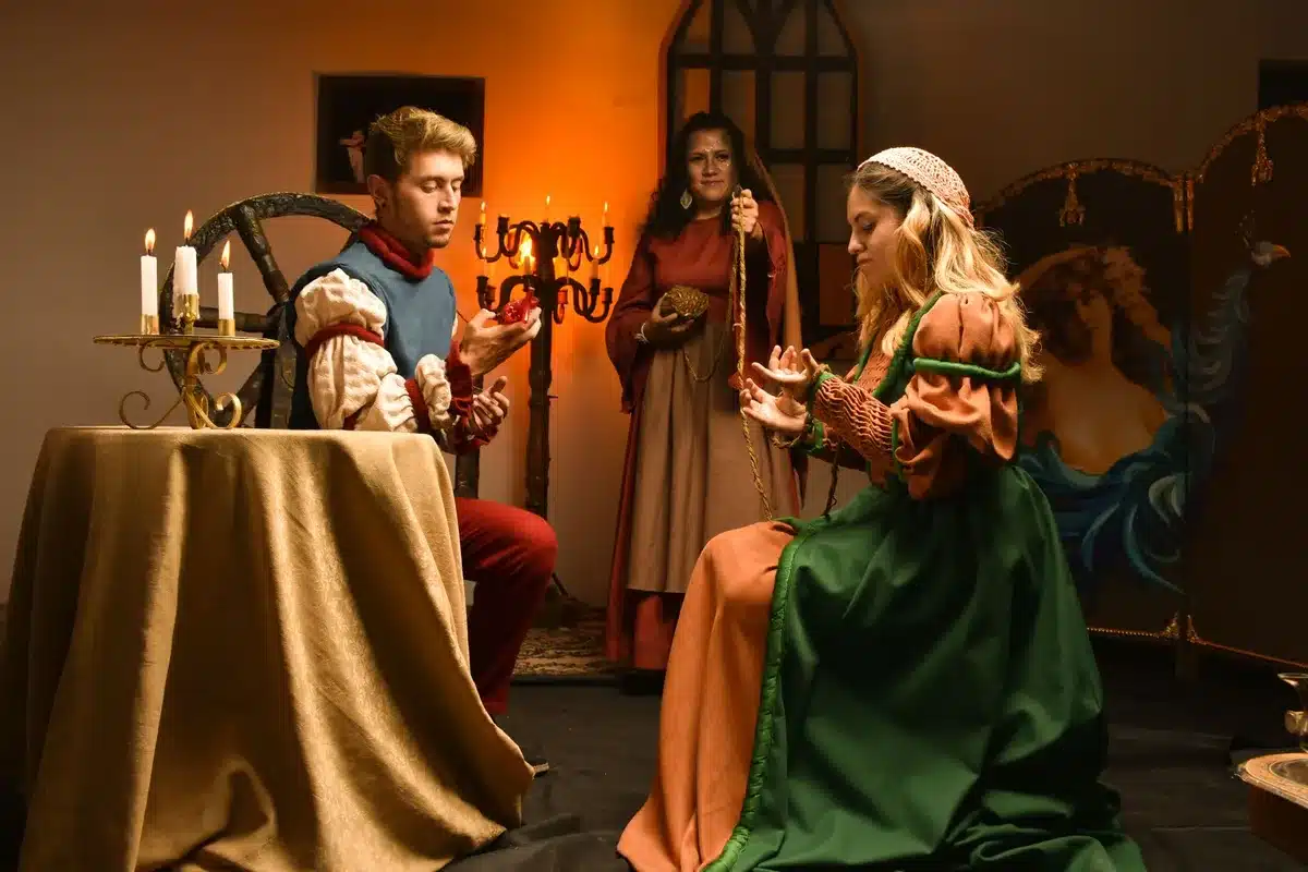 Costumes historiques et accessoires d'époque sur un plateau de tournage de série dramatique
