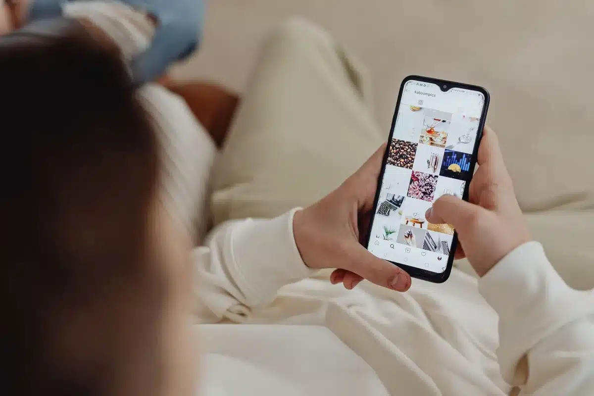Personne consultant les réseaux sociaux sur son téléphone