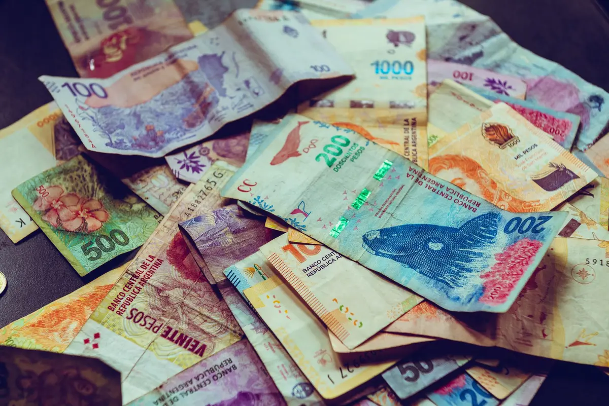 Utilisateur effectuant un paiement numérique via smartphone dans un marché émergent