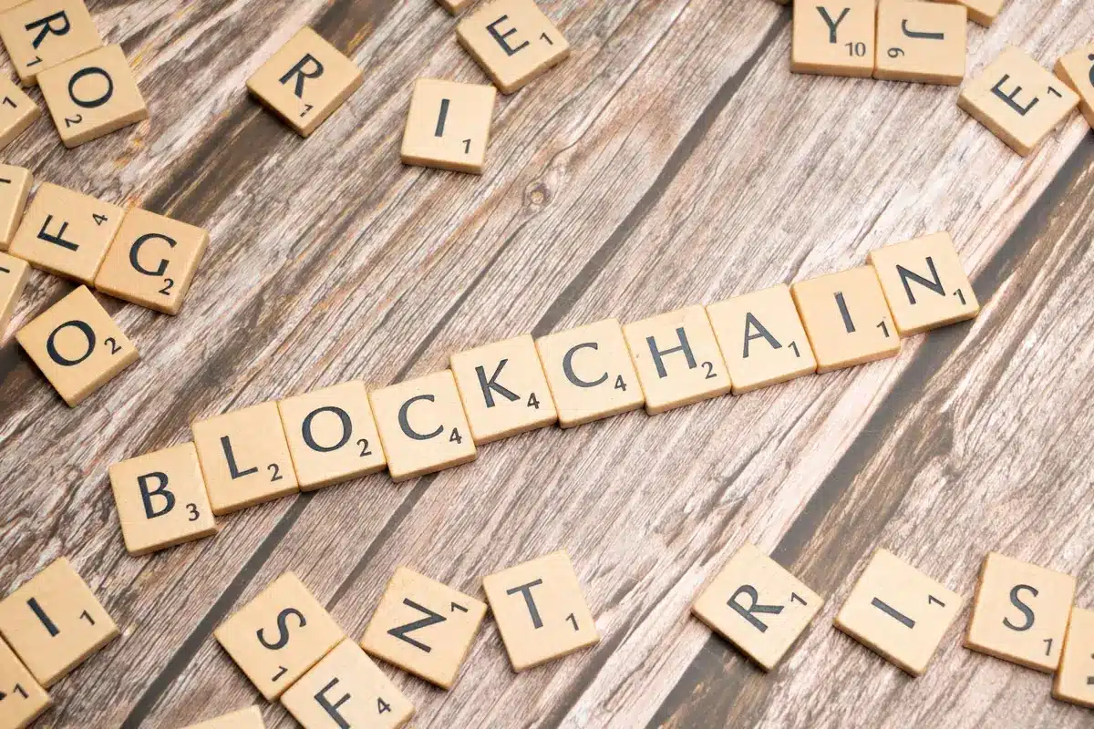 Représentation d'un réseau blockchain avec plusieurs nœuds interconnectés