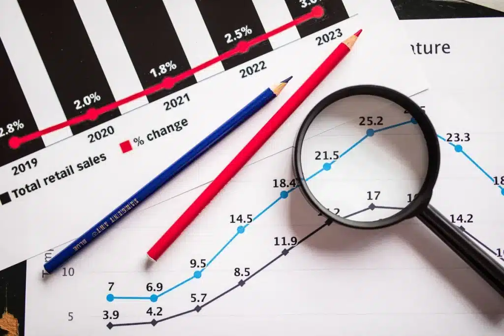 Graphiques financiers et rapports de résultats trimestriels sur un bureau