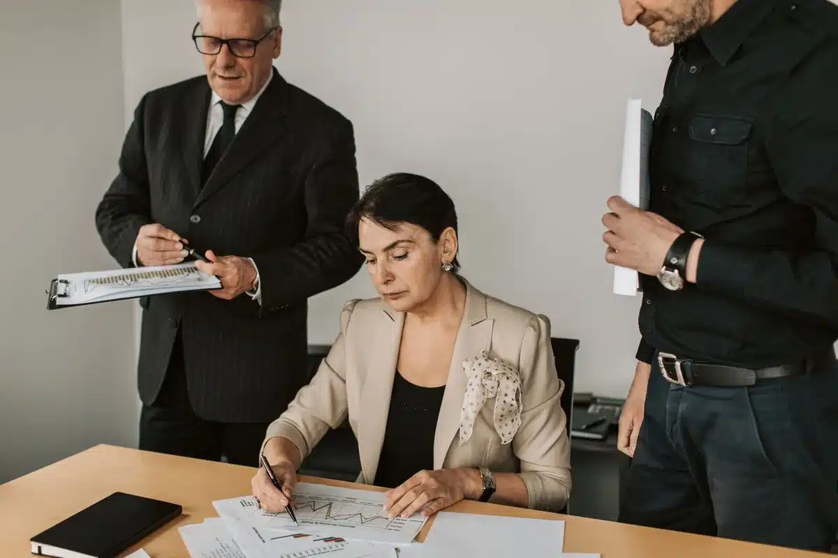 Équipe en réunion de crise coordonnant les actions de sécurité et de communication