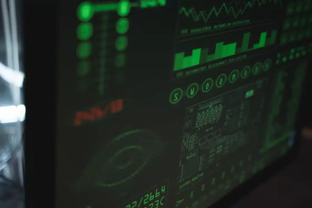 Xbox affirme aider Rockstar à protéger la propriété intellectuelle après les fuites de GTA 6 Mains tenant un téléphone affichant des alertes de sécurité et des contenus fragmentés sur un écran lumineux
