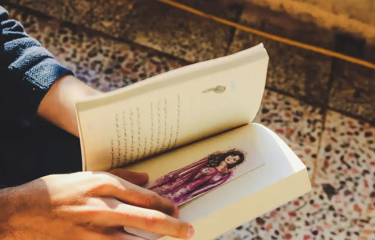Personnage plongé dans un ouvrage magique aux pages illustrées à la main