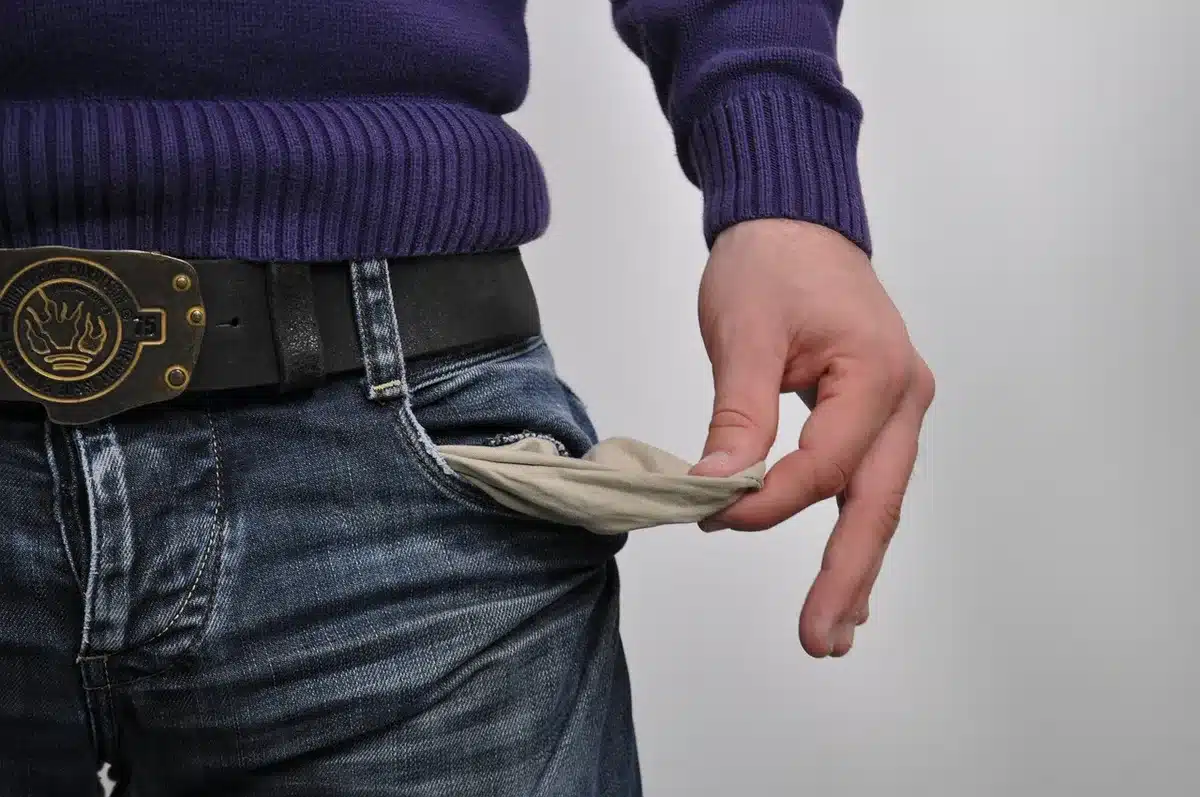 Portefeuille et billet de banque symbolisant les économies d'abonnement
