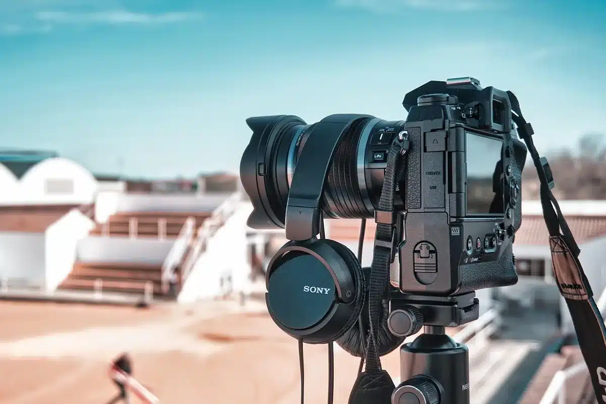 Un moniteur professionnel utilisé pour le montage vidéo et la correction colorimétrique