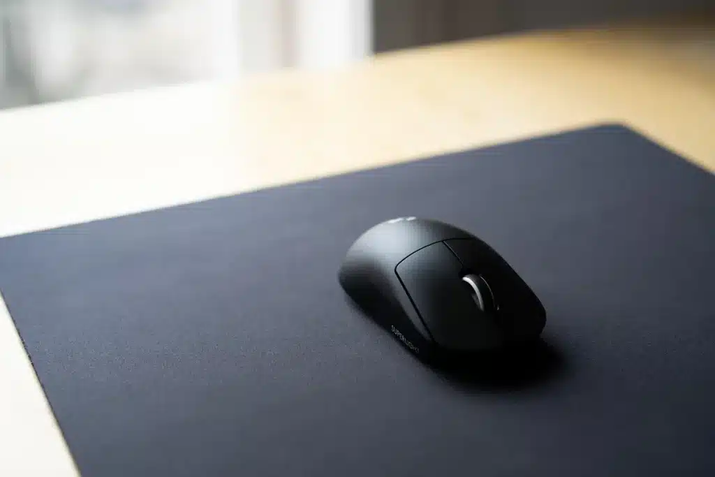 Alienware 39 5K : test et avis, le juste milieu des écrans gaming ultrawide Un écran ultrawide incurvé affichant un jeu vidéo, avec une souris gaming sur le bureau