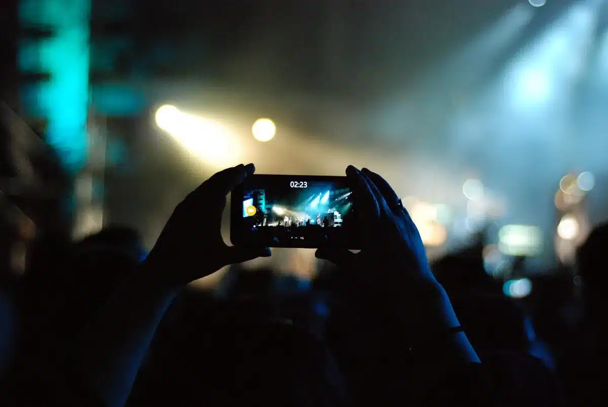 Trois objectifs de smartphone vus de près en lumière du jour