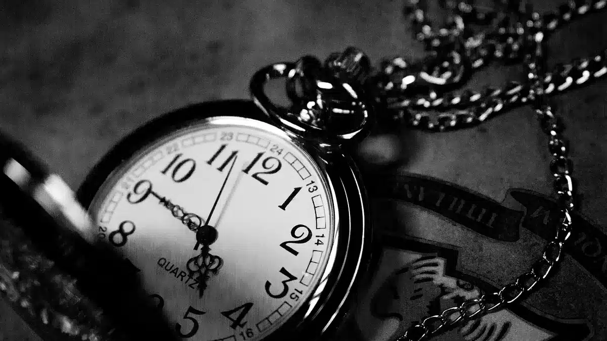 Gros plan d'une montre noire avec accents colorés sur le cadran