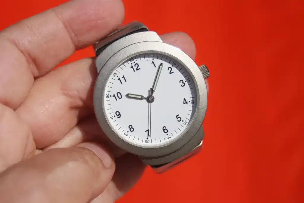 Bamford G-SHOCK édition limitée passe sous £200: remise exceptionnelle de 30% Montre carrée posée sur une table près d'une fenêtre en plein jour