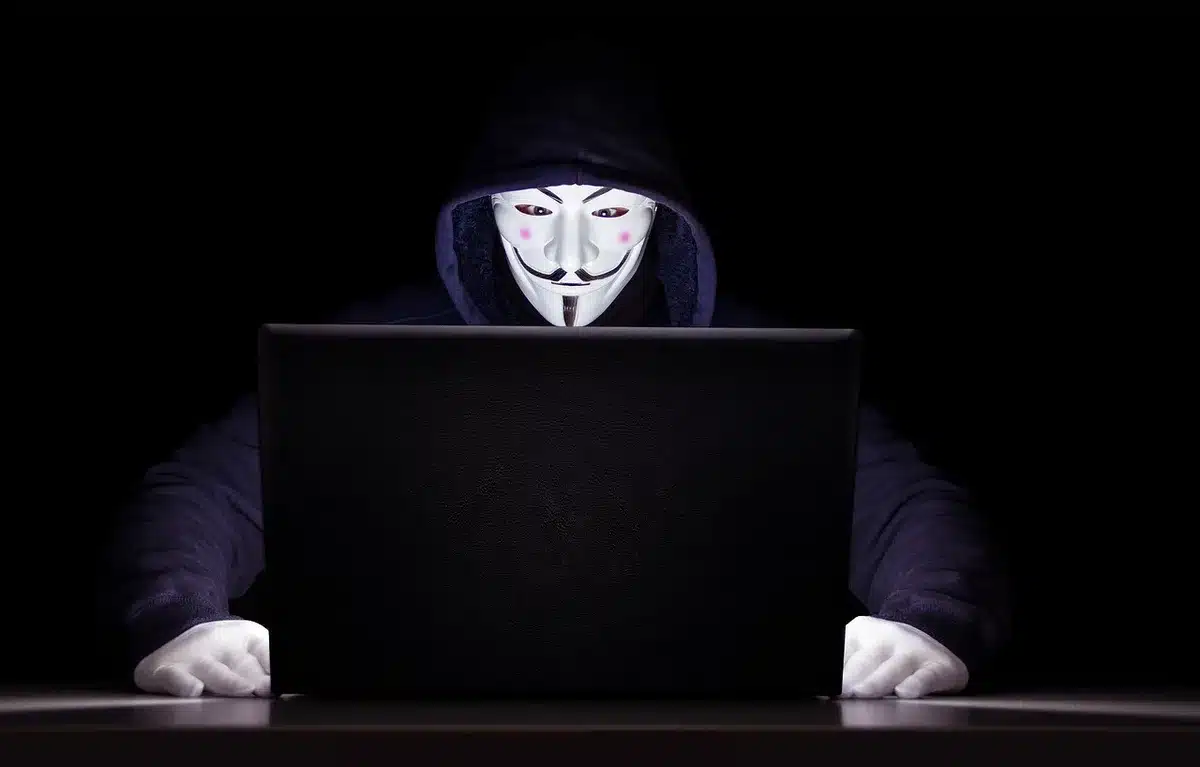 Ordinateur portable avec écran montrant des données et icône de confidentialité