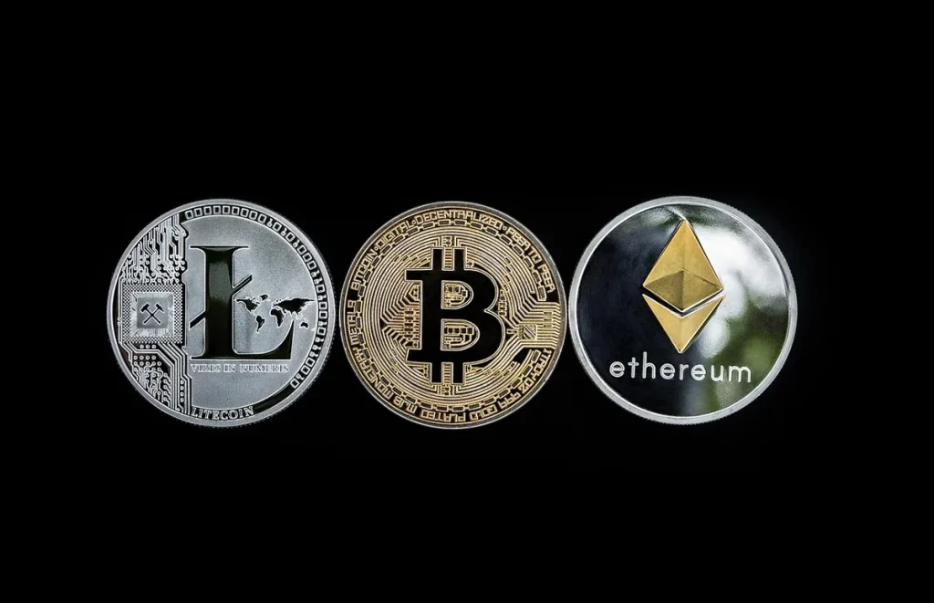 Bitcoin 28 000 BTC acheminés vers les exchanges : risque de pression vendeuse imminent Main anonyme tenant une clé USB près d'un carnet d'ordres numérique flou