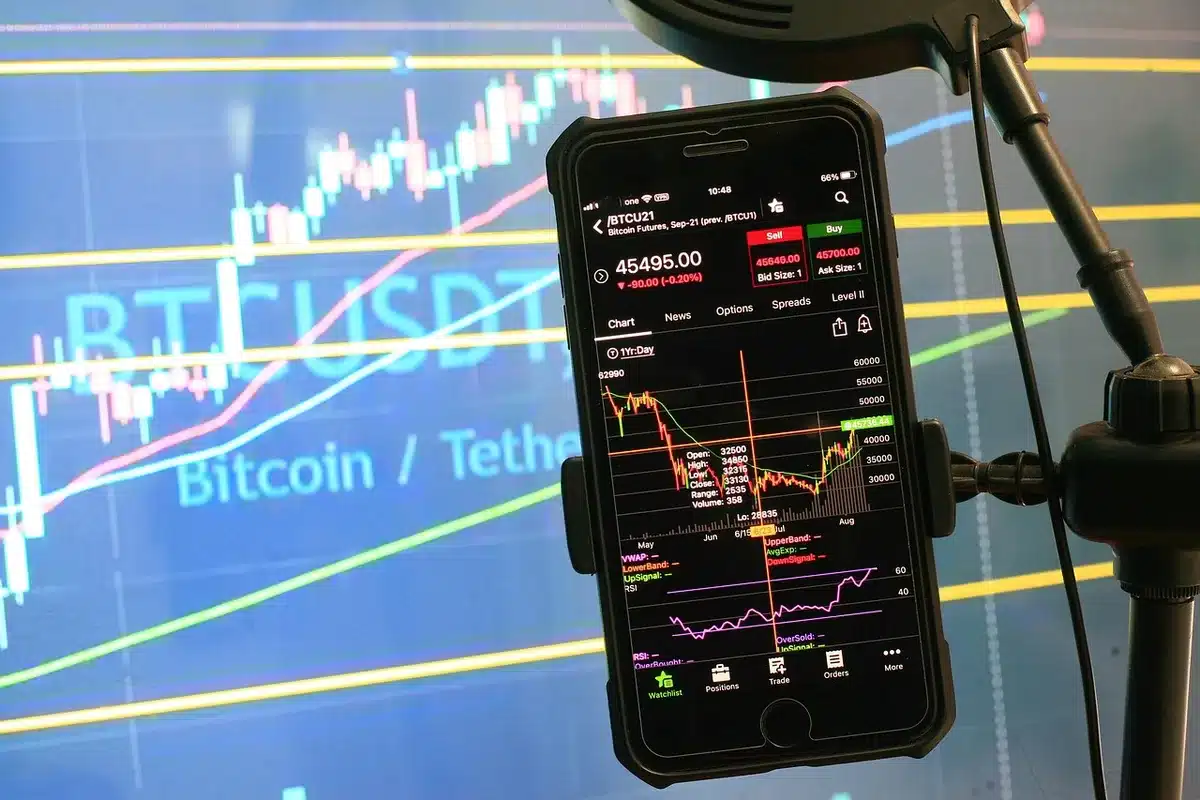 Visualisation des liquidations massives de positions courtes sur les marchés dérivés crypto