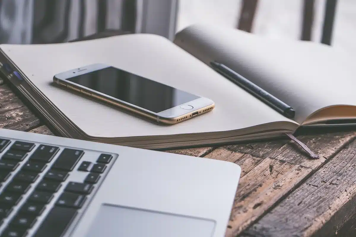 Ordinateur portable affichant un graphique boursier en baisse sur un bureau