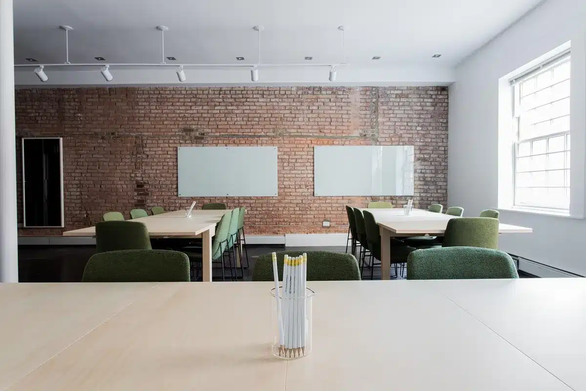 Table de réunion avec tableau blanc et feuille de route produit