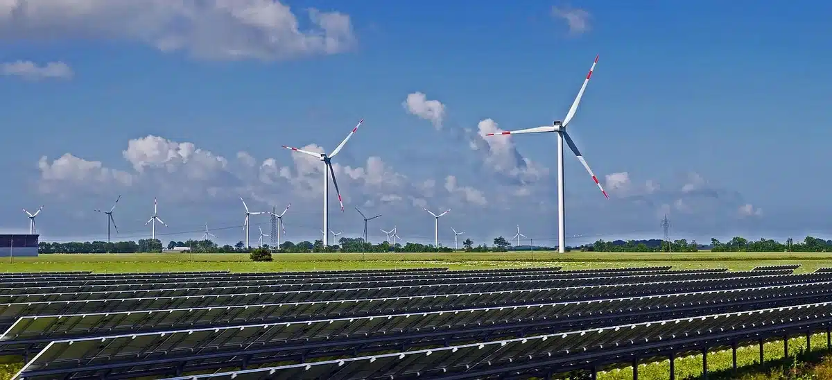 Panneaux solaires et éoliennes alimentant une infrastructure énergétique
