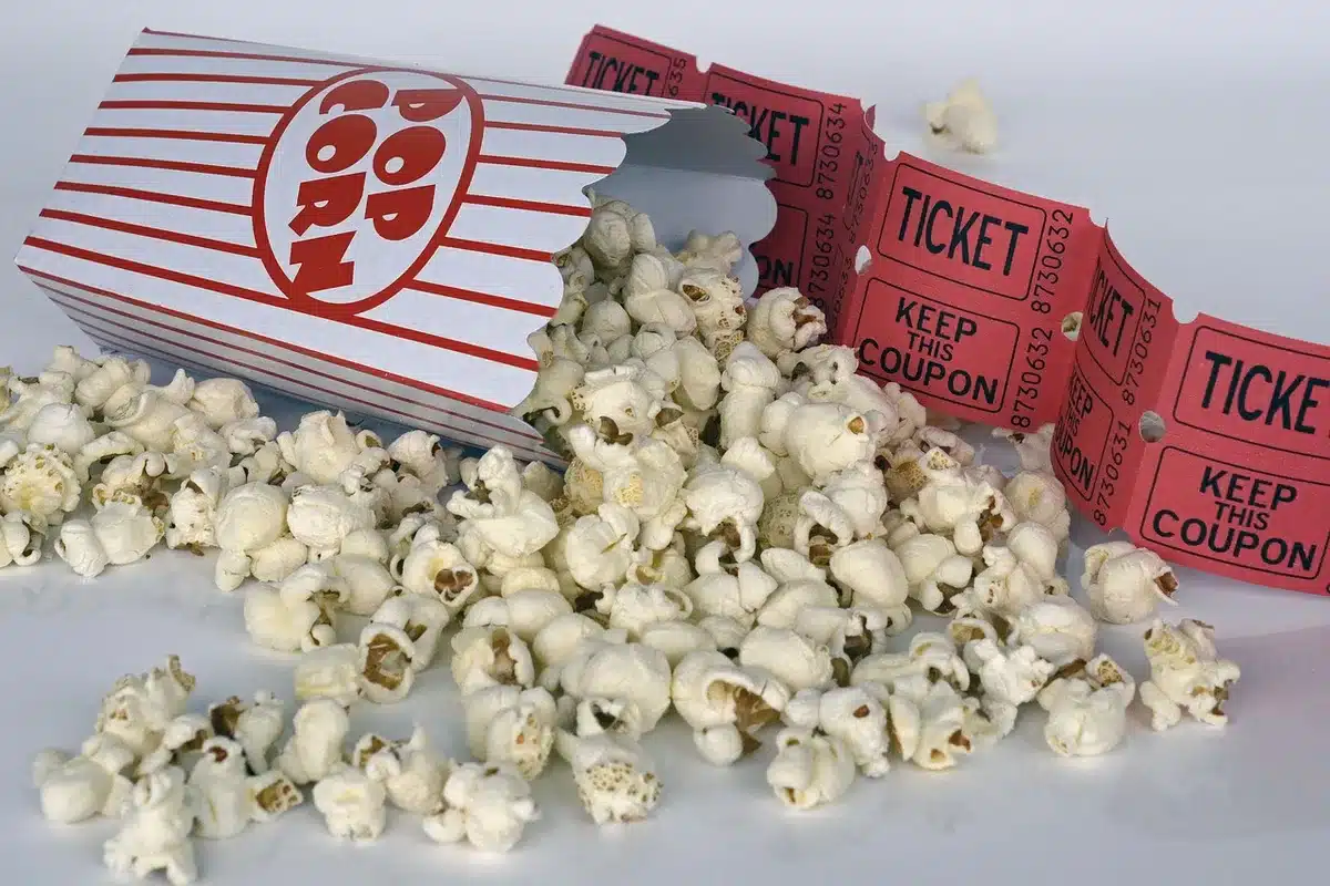 Public quittant une séance dans un hall de cinéma lumineux