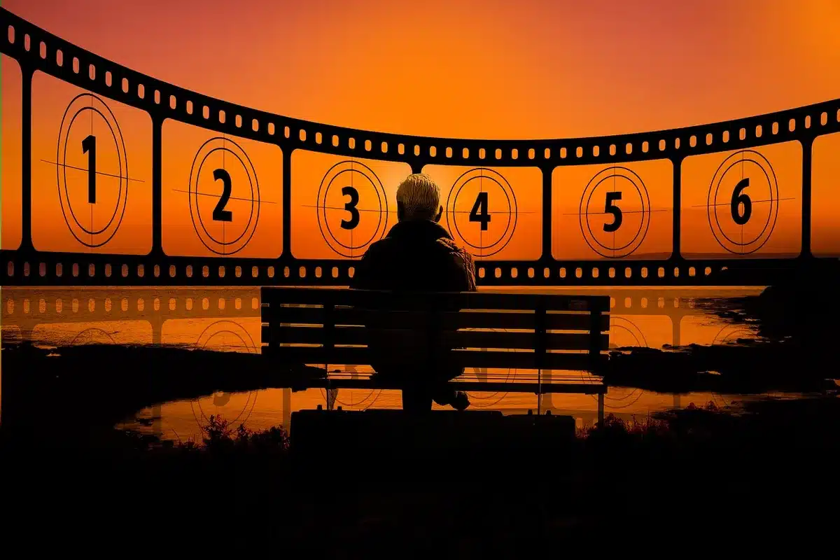 Affiche colorée d'un film d'animation familiale dans un cinéma en journée