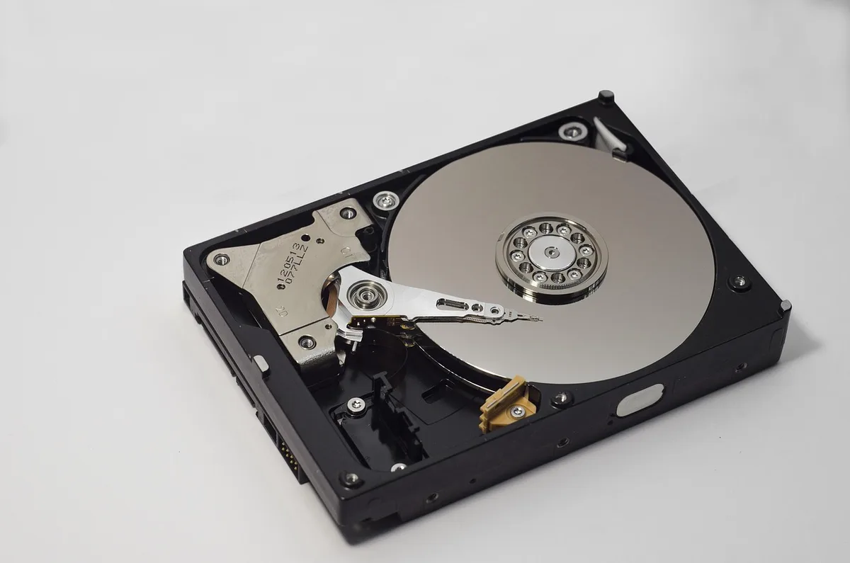 Plusieurs supports de sauvegarde alignés sur une table (disques et cloud en arrière-plan)