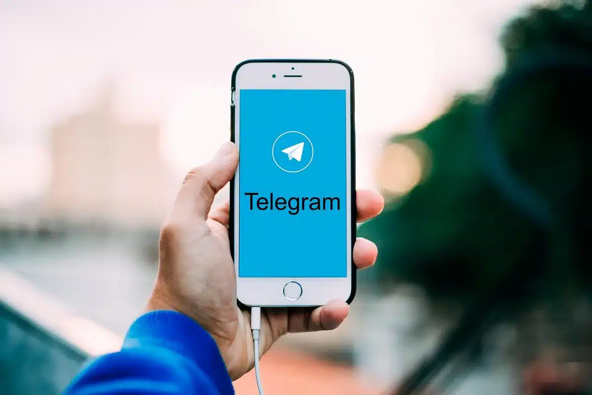 Écran Messages iPhone montrant le menu Arrière-plans dans une conversation