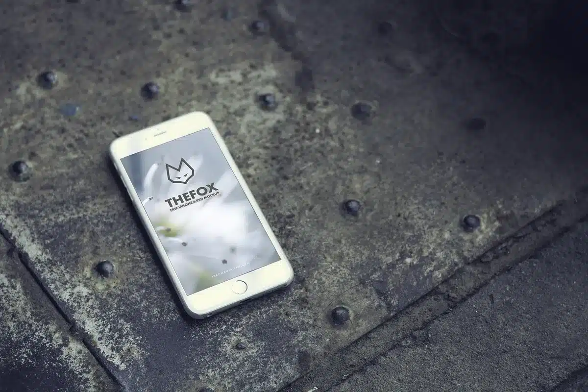 Smartphone affichant les paramètres d'une application avec une paire de lunettes à proximité