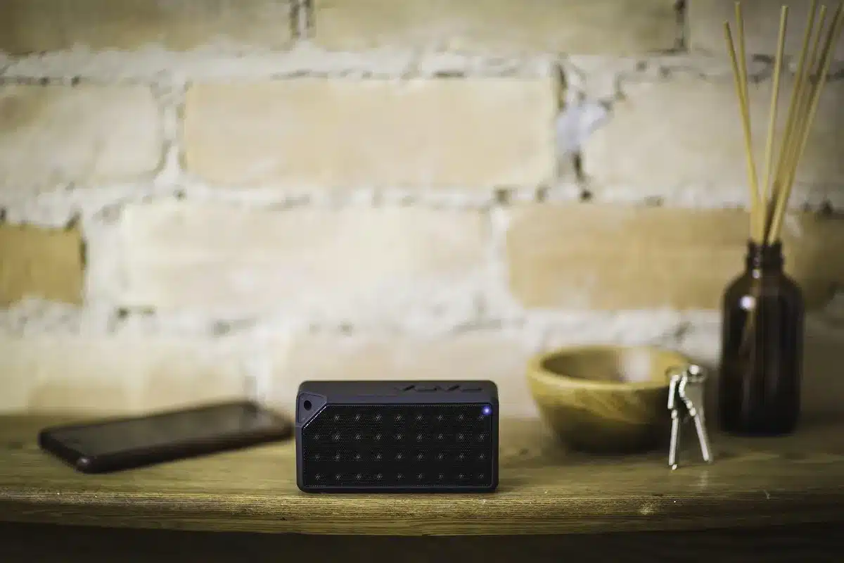 Schéma simple montrant des sources sonores autour d'un auditeur pour expliquer l'audio immersif